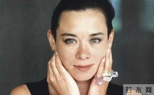 周佳纳：世界超模周天娜：拥有完美面孔，却被2个情人抛弃，公开患有艾滋