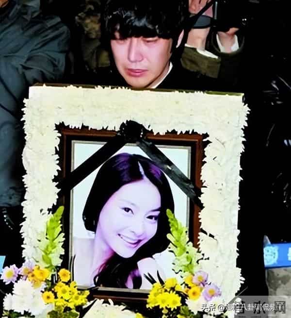 韩素希晒绘画作品被担心精神状态