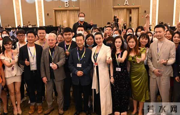 吴京两次拒绝并躲开女嘉宾挽手