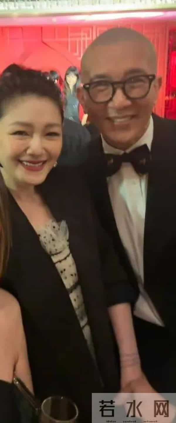 伟忠哥:大S具俊晔参加伟忠哥女儿归宁宴,盛装打扮合影都手牵手,大S胖了