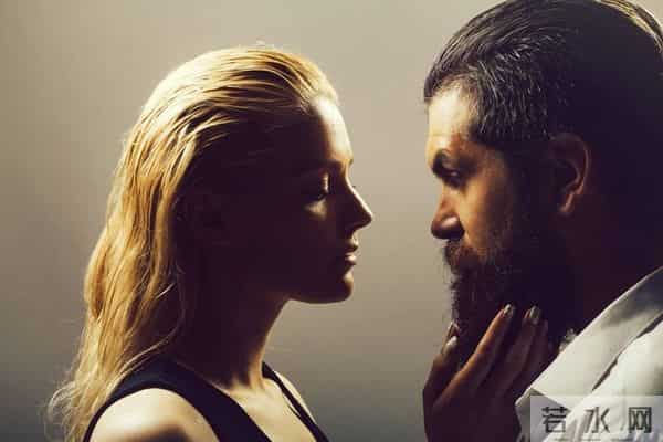 画室模特：我在画室给女模特写生，她悄悄解开了衬衫的第二颗扣子