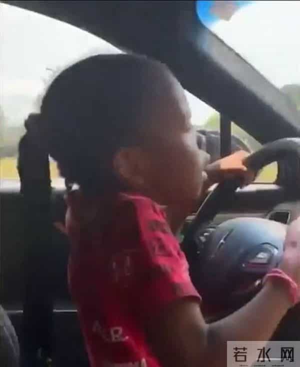 小女孩开车：美国小女孩开车上路引热议 父亲系格莱美奖得主