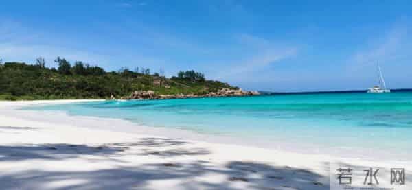 重庆大叔坐家门口沙发上看海