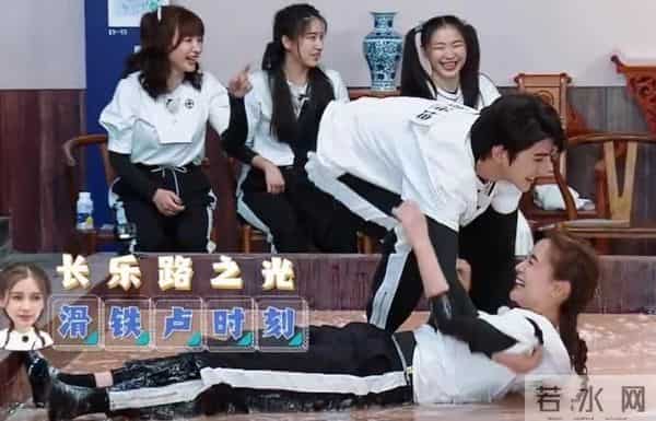 蔡徐坤和baby亲吻