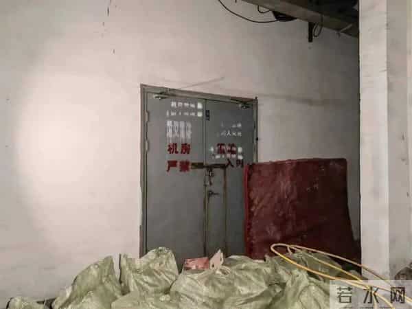 和保安在岗亭里做了