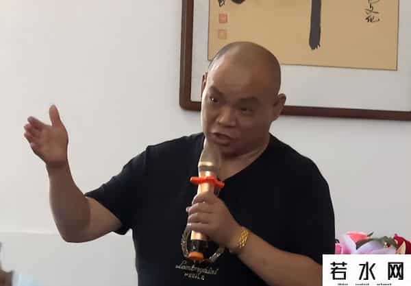 江西萍乡富豪赖国萍去世，仅46岁，戴硕大金佛珠项链，小女儿3岁