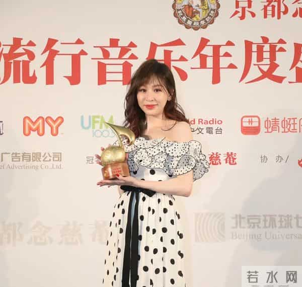 柳岩整形前后对比