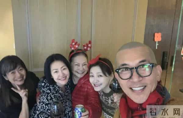 伟忠哥:大S具俊晔参加伟忠哥女儿归宁宴,盛装打扮合影都手牵手,大S胖了