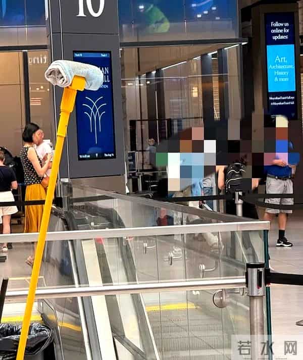 曲家瑞资料：曲家瑞在纽约被偶遇，瘦瘦高高身姿摇曳文艺范，60岁看着好年轻