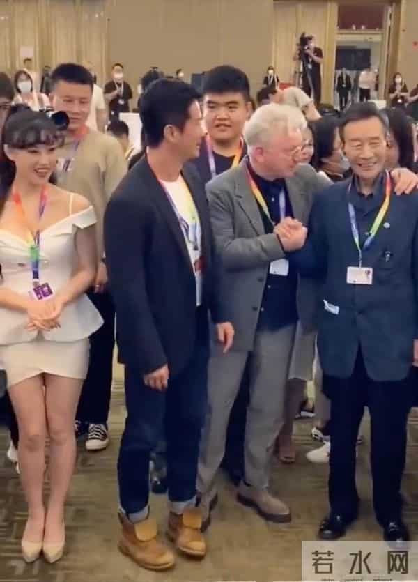 吴京两次拒绝并躲开女嘉宾挽手