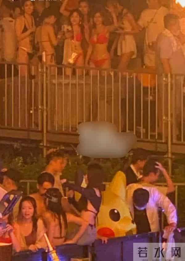 比基尼派对:具俊晔开比基尼派对,美女如云穿着大胆,开香槟庆祝不怕大S吃醋