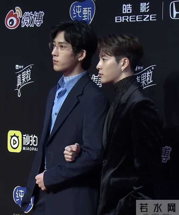 王嘉尔挽着井柏然走红毯