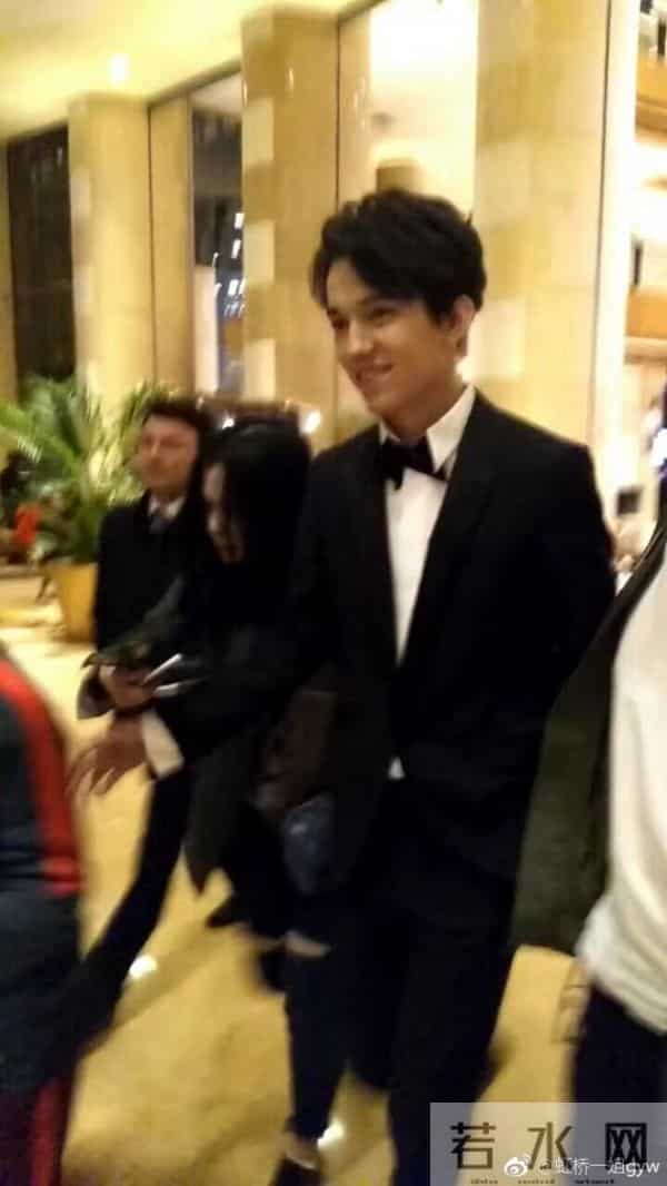 虹桥一姐:还记得那个跟拍明星的虹桥一姐吗?现在明星要反过来蹭她热度了!