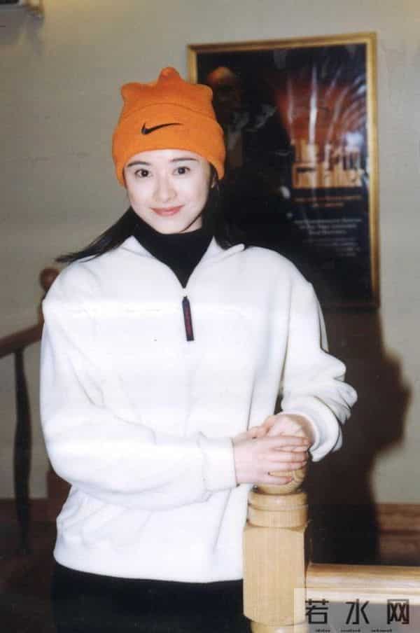 何美钿八卦：何美钿潮州农村老家庆生，童颜不复从前，小师妹息影后感情成谜