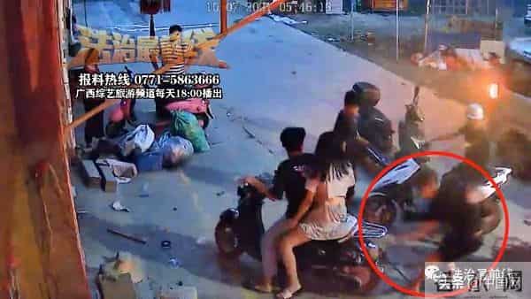 5名男子看不惯情侣秀恩爱实施抢劫