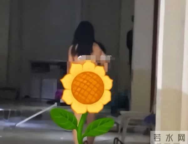 女子一丝不挂大闹男宿舍