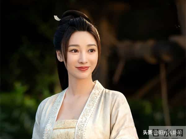 柳岩的胸：柳岩的胸、许晴的臀，女星身上最出众的部位，连整形医生都得羡慕