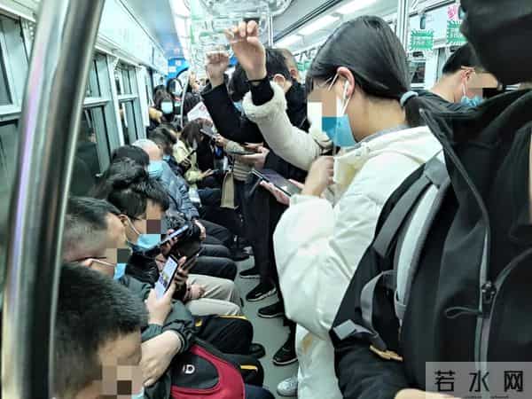 重庆嫩雀儿：直击重庆第一个限行+限号工作日交通路况！网友：被堵到怀疑人生