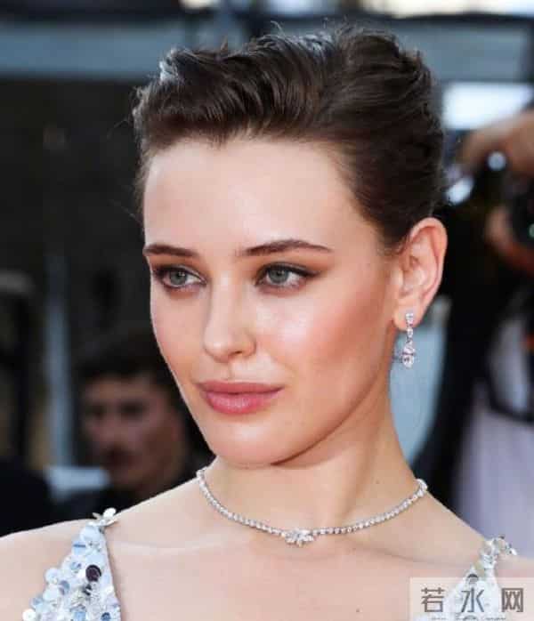 嘎纳红毯:戛纳红毯来了!有人脸僵有人礼服奇葩,还有“法国毯星”抢镜