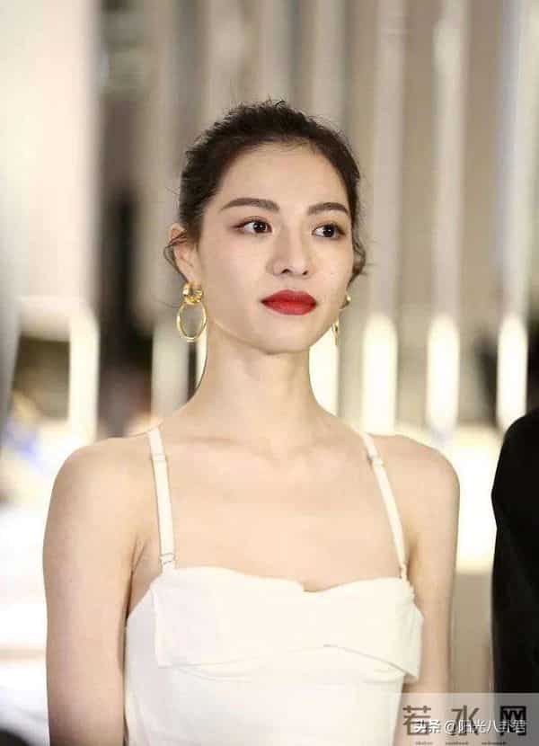 柳岩的胸：柳岩的胸、许晴的臀，女星身上最出众的部位，连整形医生都得羡慕