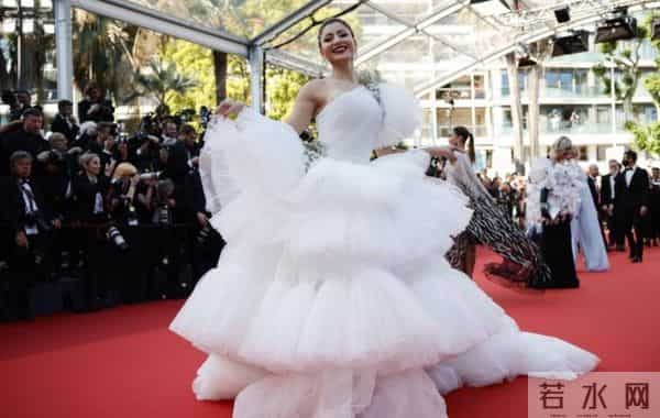 嘎纳红毯:戛纳红毯来了!有人脸僵有人礼服奇葩,还有“法国毯星”抢镜