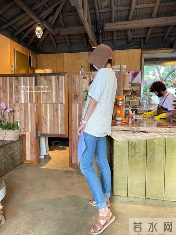 朴寒星吧：太惨！韩美女明星疑被丈夫泄露私密视频，竟遭网暴辱骂至退圈