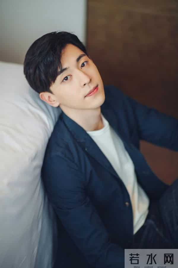 邓伦金晨:同游米兰大教堂?金晨方否认与邓伦复合传闻