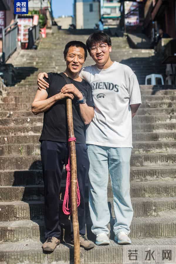 重庆棒棒:15年前,重庆“棒棒父子”刷屏全网,如今儿子高考结束,个头已超过父亲