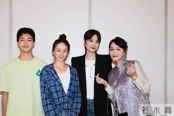 叶一茜李宇春合影