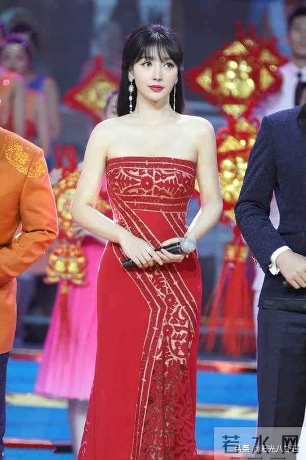 柳岩的胸：柳岩的胸、许晴的臀，女星身上最出众的部位，连整形医生都得羡慕