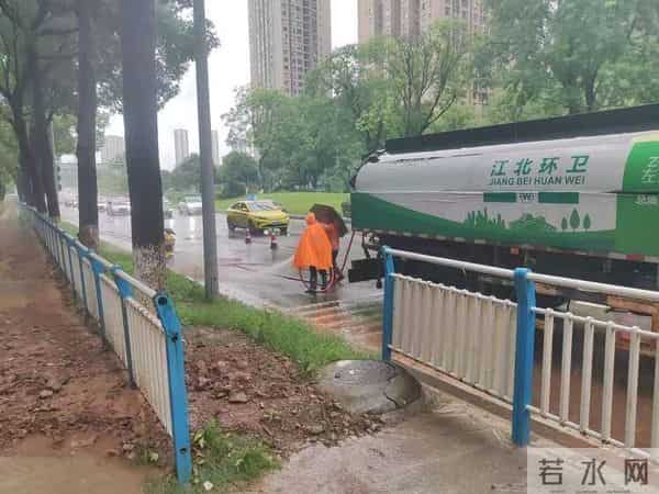 重庆江湾城：闻“汛”而动！重庆江北城市管理部门连夜奋战保畅通