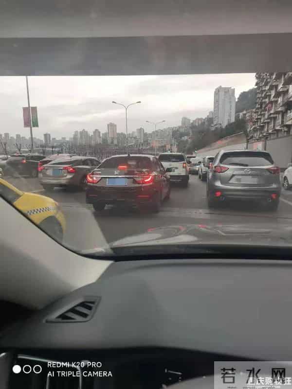 重庆嫩雀儿：直击重庆第一个限行+限号工作日交通路况！网友：被堵到怀疑人生