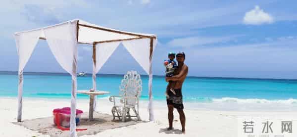 重庆大叔坐家门口沙发上看海