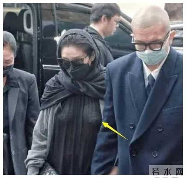 伟忠哥:大S具俊晔参加伟忠哥女儿归宁宴,盛装打扮合影都手牵手,大S胖了