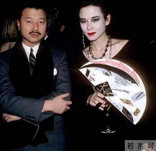 周佳纳：世界超模周天娜：拥有完美面孔，却被2个情人抛弃，公开患有艾滋