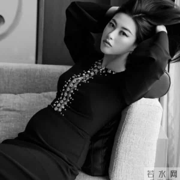 朱珠挺孕肚走红毯