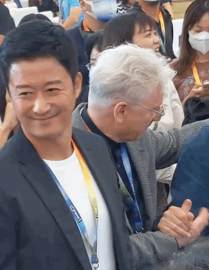 吴京两次拒绝并躲开女嘉宾挽手