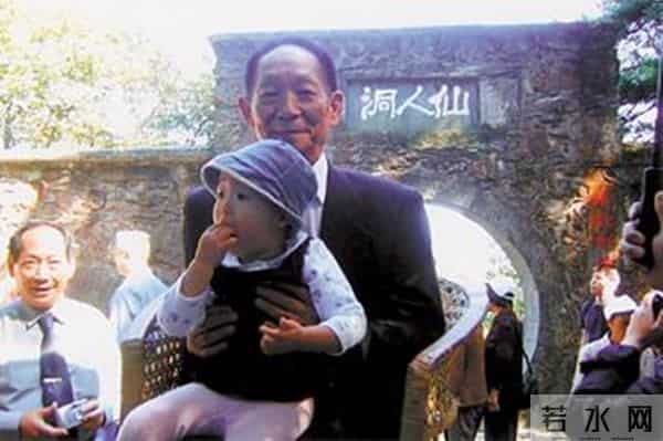 袁友晴:90岁袁隆平仨孙女上热搜,儿时不知爷爷是名人,专看天气预报