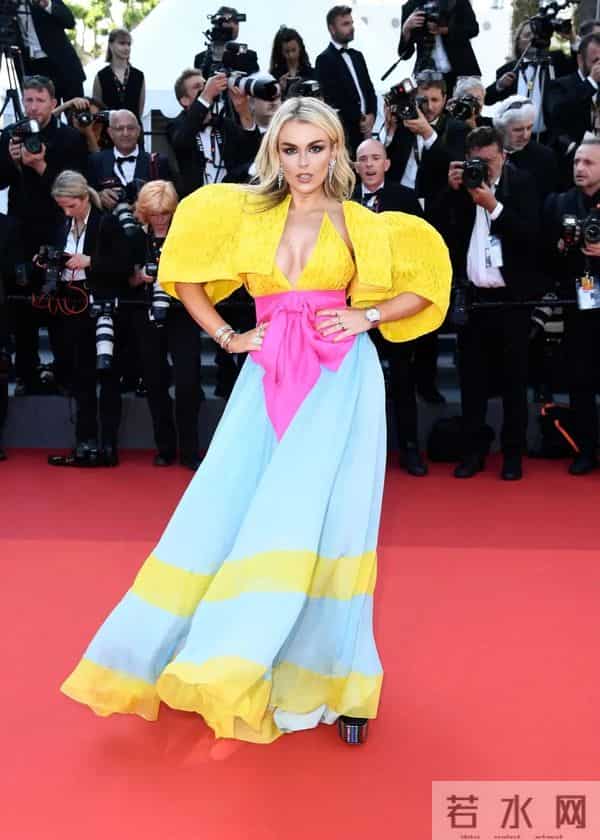 嘎纳红毯:戛纳红毯来了!有人脸僵有人礼服奇葩,还有“法国毯星”抢镜
