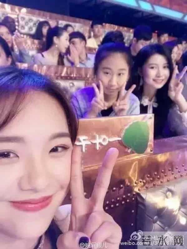 虹桥一姐:还记得那个跟拍明星的虹桥一姐吗?现在明星要反过来蹭她热度了!