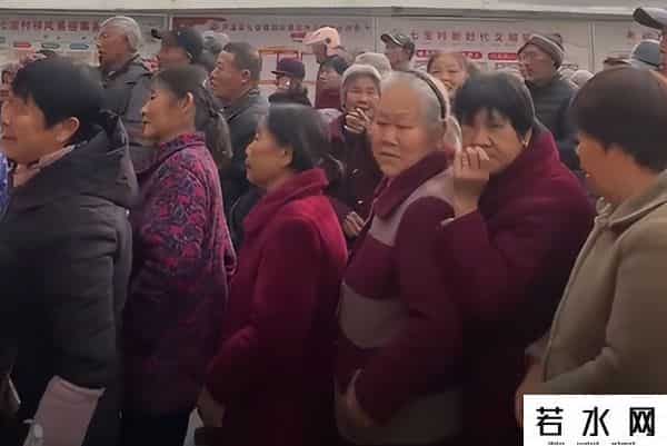 江西萍乡富豪赖国萍去世，仅46岁，戴硕大金佛珠项链，小女儿3岁