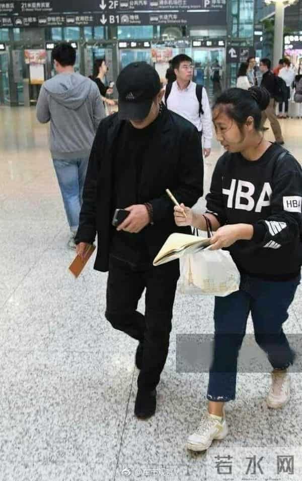 虹桥一姐:还记得那个跟拍明星的虹桥一姐吗?现在明星要反过来蹭她热度了!