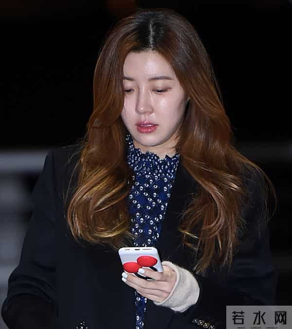 朴寒星吧：太惨！韩美女明星疑被丈夫泄露私密视频，竟遭网暴辱骂至退圈