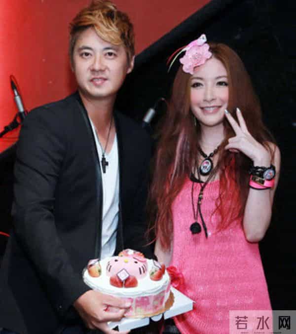 林湘萍：43岁林湘萍近照宛如少女，比小3岁老公显年轻，一对子女乖巧可爱