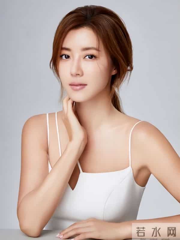 朴寒星吧：太惨！韩美女明星疑被丈夫泄露私密视频，竟遭网暴辱骂至退圈