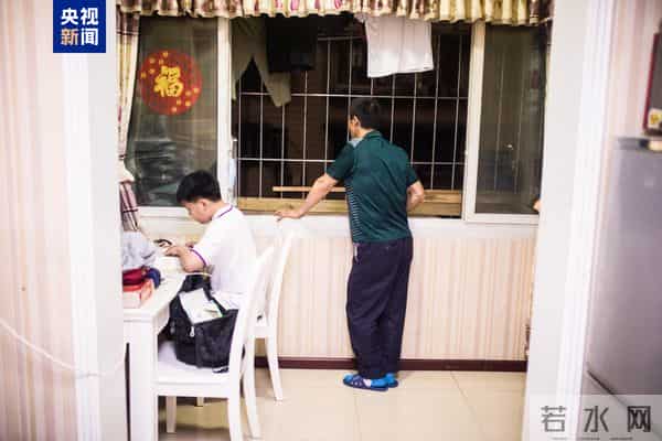 重庆棒棒:15年前,重庆“棒棒父子”刷屏全网,如今儿子高考结束,个头已超过父亲