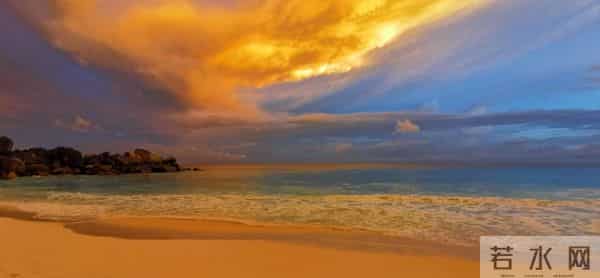 重庆大叔坐家门口沙发上看海