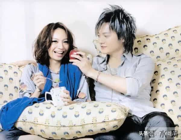 阿沁：阿沁被踢出飞儿，网友：天道好轮回？前主唱詹雯婷才是最大受害者