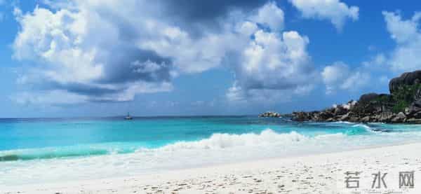 重庆大叔坐家门口沙发上看海