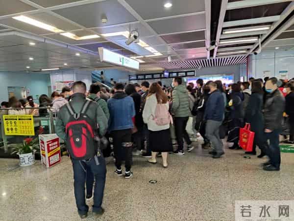 重庆嫩雀儿：直击重庆第一个限行+限号工作日交通路况！网友：被堵到怀疑人生